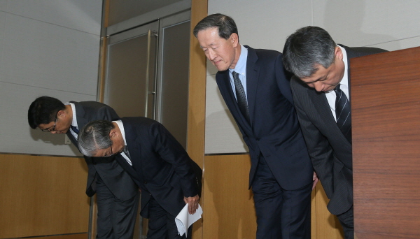 허창수 전국경제인연합회장(사진 왼쪽서 3번째)이 24일 전경련 회관에서 실시한 '혁신안' 발표에서 대국민 사과를 하고 있다.