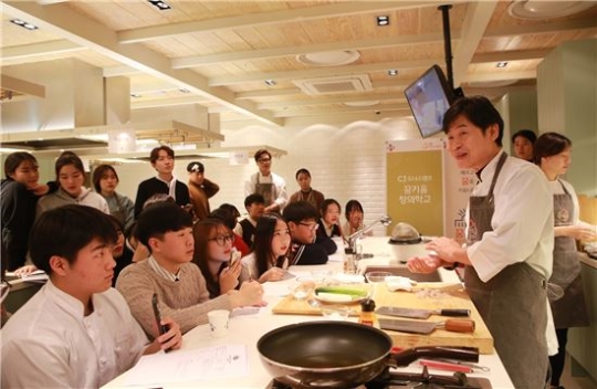 지난해 11월 열린 ‘CJ꿈키움창의학교’에서 이연복 셰프가 청소년들을 대상으로 중식 요리 특강을 진행하고 있다. CJ그룹 제공 
