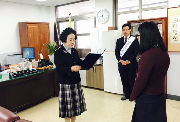 △한 중학교에서 OK저축은행과 러시앤캐시가 함께하는 행복나눔 초,중,고 장학생 장학증서 수여식을 진행하고 있다./사진제공=아프로서비스그룹