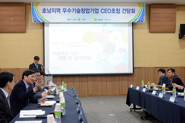 △김규옥 이사장이 호남 지역 창업기업 대표들의 애로사항을 청취하고 있다./사진제공=기술보증기금