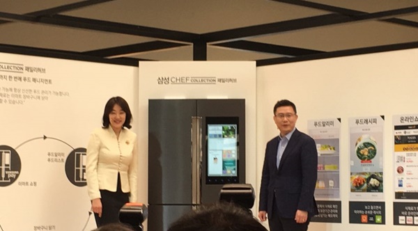 △ 김민경 삼성전자 R&D팀 상무(사진 왼쪽부터)와 구성기 삼성전자 생활가전 사업부 상무가 28일 서울 논현동 쿤스트할레에서 열린 ‘셰프컬렉션 익스피리언스 데이’에서 기념촬영을 하고 있다.(사진=김도현 기자)