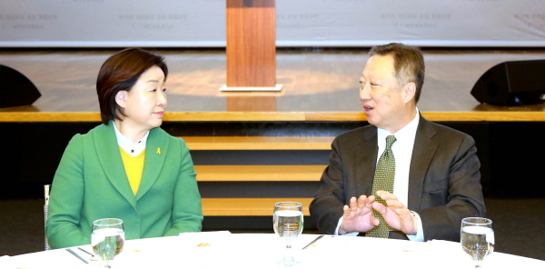 박용만 대한상공회의소 회장(사진 오른쪽)이 심상정 정의당 대선후보(사진 왼쪽)과 환담을 나누고 있다.