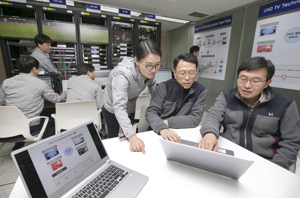 KT 직원들이 UHD 방송의 안정적인 운영을 위해 회의를 진행하고 있다.