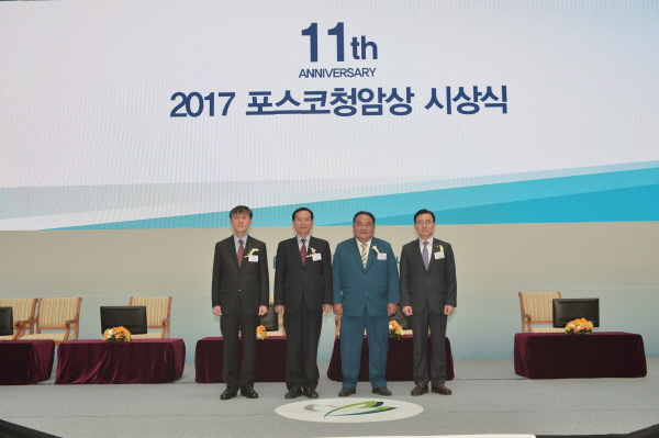 사진 왼쪽부터 이종흔 고려대 신소재공학부 교수, 이동길 경북대 사범대학 부설중학교장, 지미 팸 베트남 코토(KOTO) 대표, 김명환 LG화학 배터리연구소장.