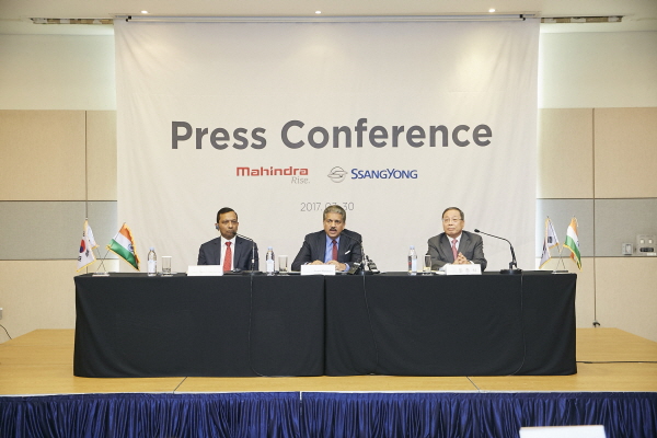 △ 사진 왼쪽부터 파완 고엔카 마힌드라 대표이사, 아난드 마힌드라 마힌드라 총괄회장, 최종식 쌍용자동차 사장이 30일 일산 킨텍스에서 열린 '2017 서울모토쇼' 기자간담회에서 답변하고 있다.