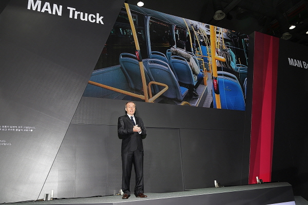 막스버거 MAN트럭버스코리아 사장이 30일 일산 킨텍스에서 열린 '2017 서울모토쇼' 프레스 데이에서 발언하고 있다.