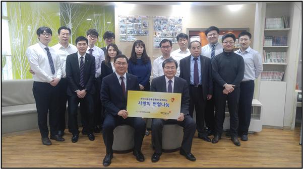 △한국대부금융협회의 임승보 회장(앞줄 오른쪽)과 20여명의 직원들이 서울 광화문 헌혈의집에서 헌혈 나눔행사 후 기념촬영을 하고 있다./사진제공=한국대부금융협회