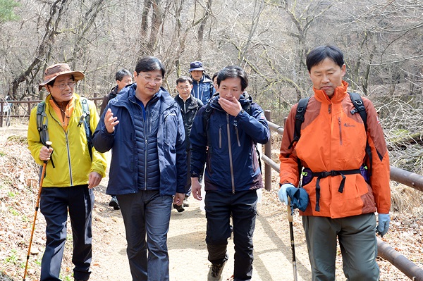 △김규옥 기술보증기금 이사장(왼쪽에서 두번째)이 직원들과 산행을 하면서 대화를 나누고 있다./사진제공=기술보증기금