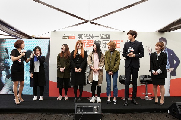1일 신라면세점 서울점에서 신라면세점 모델 이광수씨와 중국, 베트남 팬들이 함께하는 ‘이광수와 함께하는 신라의 즐겁고 아름다운 날’ 팬 이벤트를 가졌다.
