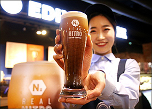 ▲ 이디야커피에서 판매하는 질소커피 ‘리얼 니트로’. 이디야커피 제공