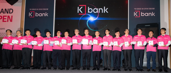 이진복 국회 정무위원장(왼쪽 여섯번째부터)과 임종룡 금융위원장, 심성훈 케이뱅크 은행장, 황창규KT 회장 등이 3일 오전 서울 광화문 KT스퀘어에서 열린 인터넷 전문은행 'K뱅크 서비스 출범 기념식'에서 기념촬영을 하고 있다. / 사진제공= 금융위원회