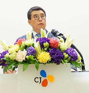 지난 달 31일 서울 중구 CJ인재원서 열린 CJ헬스케어 창사 3주년 기념식에서 강석희 대표가 기념사를 하고 있다. 