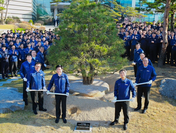 현대중공업 최길선 회장과 권오갑 부회장, 6개사 대표 등을 포함한 임직원 300여 명이 울산 현대중공업 본관 앞에서 기념식수를 하며, 제2도약을 선언하고 있다. (사진 앞 줄 우측 최길선 현대중공업 회장, 좌측 권오갑 현대중공업 부회장)
