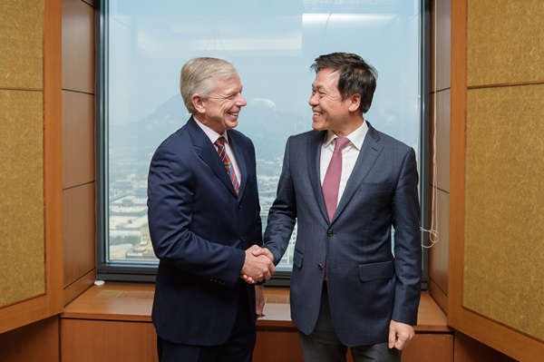 박정호 SK텔레콤 사장(오른쪽)이 버라이즌 로웰 맥아담 회장과 만나 5G, 커넥티드카, IoT 등 분야에서 협력 확대를 논의했다.