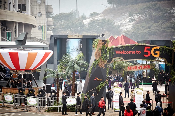 SK구장 외부에 설치된 테마파크 ‘5G어드벤처’ 전경. (SK텔레콤 제공)