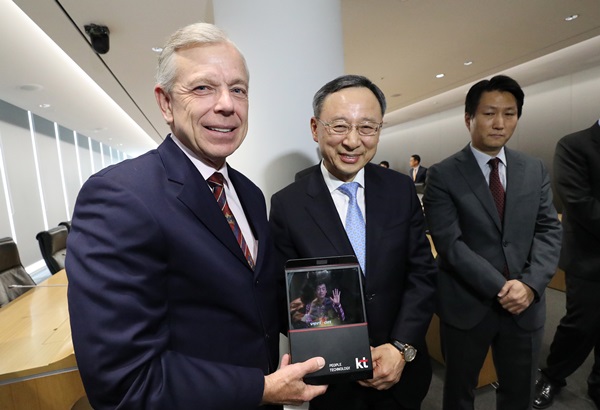 황창규 KT 회장과 버라이즌의 로웰 맥아담 CEO가 서울 종로구 KT 광화문 빌딩에서 만나 세계 최초 5G End-to-End 연동을 통한 실시간 홀로그램 국제 영상통화 시연에 대해 설명을 듣고 있다.