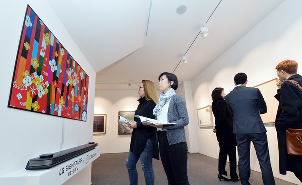 LG전자가 서울시 강남구에 위치한 케이옥션 아트타워 전시장에 ‘LG SIGNATURE(시그니처) 올레드 TV W’를 설치하고, 경매에 출품되는 주요 미술작품을 소개하고 있다. 