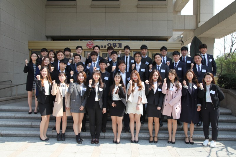 3일 서울 강남구에 위치한 오뚜기센터에서 ‘2017년 오뚜기재단 장학생’ 36명이 기념촬영을 하고 있다. 오뚜기제공