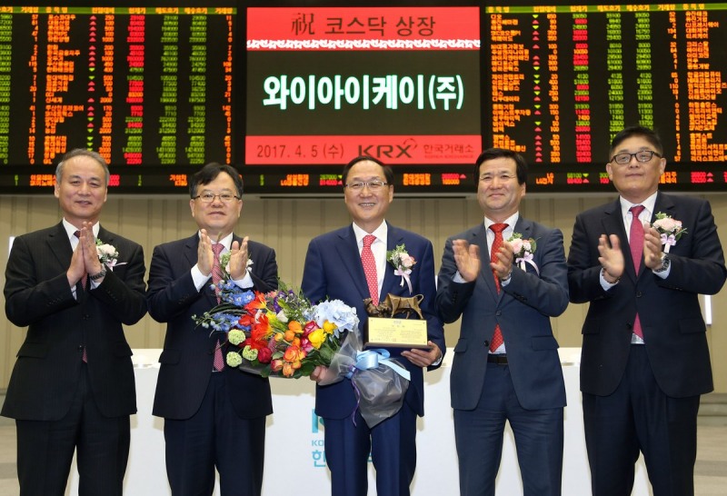 한국거래소 코스닥시장본부는 5일 서울사옥 홍보관에서 와이아이케이(주)의 코스닥시장 신규상장기념식을 개최했다. (왼쪽부터)최규준 한국IR협의회 부회장, 김재준 한국거래소 코스닥시장위원회 위원장, 최명배 와이아이케이(주) 대표이사, 김재철 코스닥협회 회장, 정태영 대신증권 부사장.