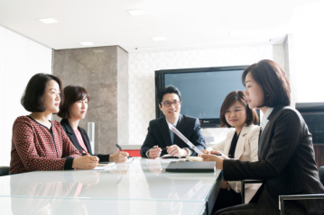 자산관리(WM)복합점포(압구정PB)에서 KB국민은행, KB증권 직원이 고객을 상담하고 있다. / 사진제공= KB금융지주