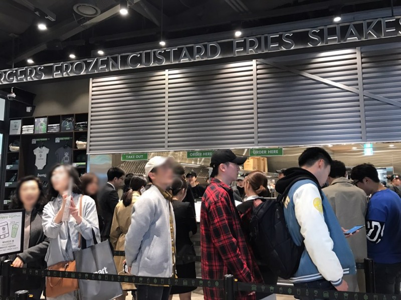 6일 오픈한 서울 동대문에 위치한 쉐이크쉑 두타점에 손님들이 주문을 위해 기다리고 있다. 신미진 기자