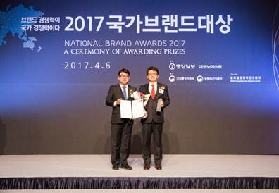 6일 국가브랜드대상 시상식에서 도중섭(우) SK네트웍스 워커힐 총괄이 2017 호텔리조트 부문 대상을 수상하고 있다. SK네트웍스 제공