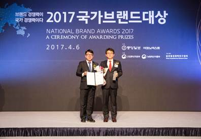 6일 국가브랜드대상 시상식에서 도중섭(우) SK네트웍스 워커힐 총괄이 2017 호텔리조트 부문 대상을 수상하고 있다. SK네트웍스 제공 