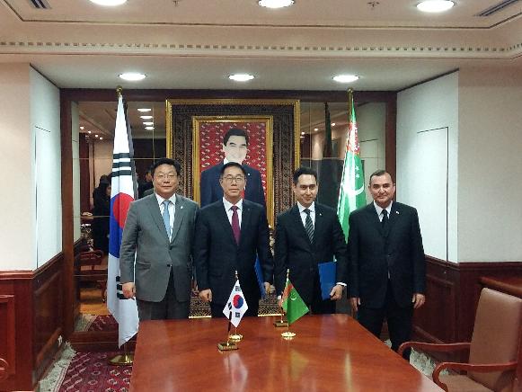 한국거래소는 지난 6일 오후(현지시각) 투르크메니스탄에서 아쉬하바드증권거래소(AGB)와 증권시장 개설 관련 상호협력 양해각서를 체결했다. (왼쪽부터)주형환 산업통상자원부 장관, 안상환 거래소 부이사장, 다나타로프(Danatarov) 아쉬하바드증권거래소 대표, 바바예프(Babayev) 투르크메니스탄 석유가스부 부총리.