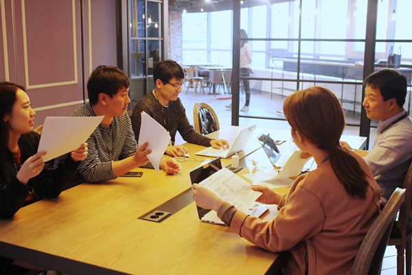 LG전자 한국영업본부 직원들이 서울 중구 후암동에 있는 LG 서울역 빌딩 내 ‘현장 중심’의 영업직군 특성을 고려한 맞춤형 공간에서 업무를 하고 있다. 