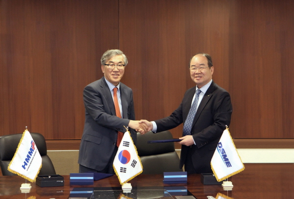 정성엽 대우조선해양 사장(사진 오른쪽)과 유창근 현대상선 사장(사진 왼쪽)이 9일 초대형 유조선 건조의향서를 체결했다.