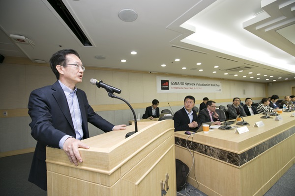 KT 전홍범 인프라연구소장이 10일 오전 서울 우면동 KT 융합기술원에서열린 GSMA ‘5G 네트워크 가상화 워크샵’에서 발표를 하고있다. 