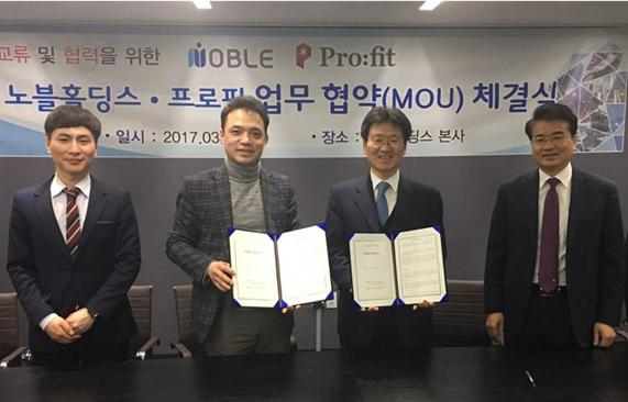 △이승룡 프로핏 대표(왼쪽에서 세번째)가 노블홀딩스 관계자와 협약식 후 기념촬영을 하고 있다./사진제공=프로핏