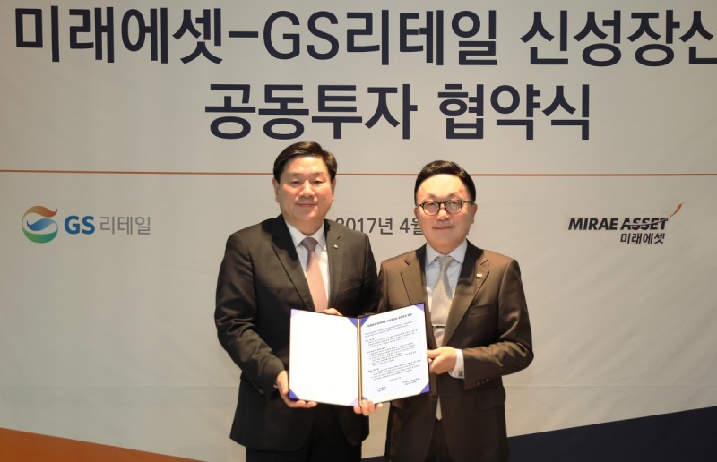 미래에셋 박현주 회장(오른쪽)과 GS리테일 허연수 대표이사가 신성장산업 공동투자 협약식 진행 후 기념촬영을 하고 있다.