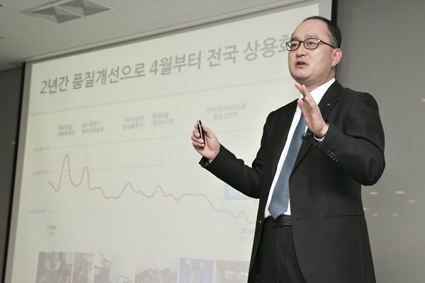△ KT 광화문빌딩 West에서 진행된 기자간담회에서 강국현 KT 마케팅부문장이 국내 최초로 LTE 전국망에 적용된 배터리 절감 기술을 설명하고 있다.