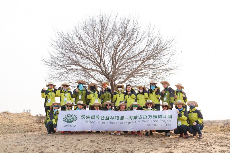 아모레퍼시픽의 이니스프리 직원과 고객 20여명이 지난 4일부터 사흘간 진행된 중국 내몽고 동부 통랴오시 내 사막지역에서 나무심기 행사 기념촬영을 하고 있다. 이니스프리 제공