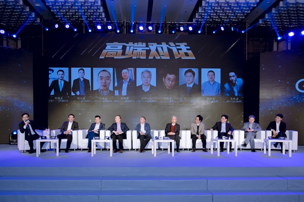 중국 전자상회가 주관해 13일 중국 북경 옌치후 국제 컨벤션 센터에서 열린 ‘QLED 국제 포럼’에 삼성전자를 비롯해 하이센스, TCL 등 TV 제조사와 중국 정부기관, 학계, 양대 유통사인 궈메이와 쑤닝, 최대 전자상거래 업체인 징동닷컴 등이 참석해 퀀텀닷 기술의 우수성과 이를 기반으로 한 QLED TV 시장 활성화 방안을 논의 하고 있다.