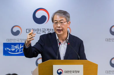 임종룡 금융위원장이 16일 정부서울청사에서 대우조선 구조조정 추진현황을 기자들에게 설명하고 있다. / 사진제공= 금융위원회