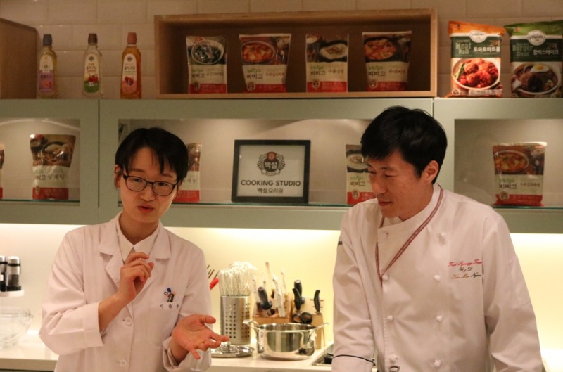 지난 14일 CJ제일제당 본사에서 열린 ‘비비고 가정식 R&D 토크 간담회’ 중 이남주 CJ제일제당 식품연구소 수석연구원(왼쪽)과 김무년 CJ제일제당 푸드시너지팀 셰프가 ‘비비고 육개장’의 제조 과정을 설명하고 있다. CJ제일제당 제공