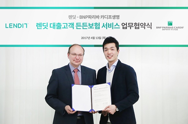 △쟝 크리스토프 다베스 BNP 파리바 카디프생명 대표(왼쪽)와 김성준 렌딧 대표가 협약식 후 기념촬영을 하고 있다./사진제공=렌딧