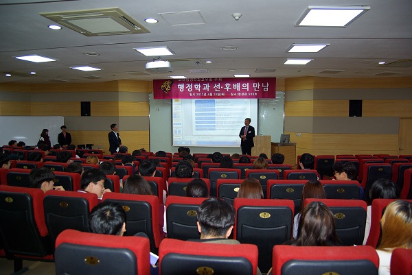 △이성주 동부저축은행 감사가 고려대 행정학과 학생 100여명을 대상으로 ‘1사1교 금융교육’을 진행하고 있다./사진제공=동부저축은행