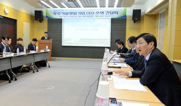 △김규옥 기술보증기금 이사장이 충청지역 현장간담회서 지역 대표들의 애로사항을 듣고 있다./사진제공=기술보증기금