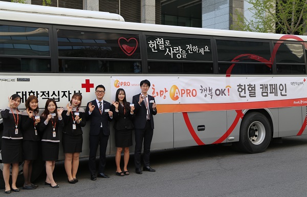 △OK저축은행 임직원이 ‘희망APRO! 행복 OK! 헌혈 캠페인’ 후 기념촬영을 하고 있다./사진제공=아프로서비스그룹