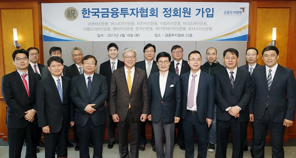 18일 여의도 금융투자협회에서 열린 이사회에서 비전자산운용 김준년 대표, 제이앤제이자산운용 이헌철 전무, 아름드리자산운용 한강헌 대표, 금융투자협회 황영기 회장, 아너스자산운용 전오종 대표, 엘비자산운용 김형석 대표, 수림자산운용 김상익 대표, 온자산운용 김광일 이사(앞줄 왼쪽부터)가 기념촬영을 하고 있다./ 사진=금융투자협회