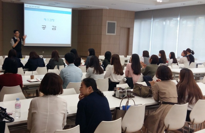 장애인 채용 확대를 위한 공감대 형성 교육 진행 현장에서 아워홈 직원들이 교육을 받고 있다. 아워홈 제공