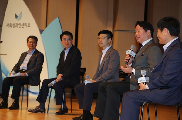 연세대학교 백주년기념관에서 개최된 ‘제2회 사회성과인센티브 어워드’에서 최태원 SK그룹 회장(오른쪽에서 두번째)이 토크 콘서트 에 참석, 사회성과인센티브의 성과와 발전 방향에 대해 패널들과 이야기를 나누고 있다. (사진 왼쪽부터 최광철 SK 사회공헌위원장, 정도진 중앙대 경영학과 교수, 김동호 한국신용데이터 대표, 최태원 SK 회장, 진락천 동부케어 대표)