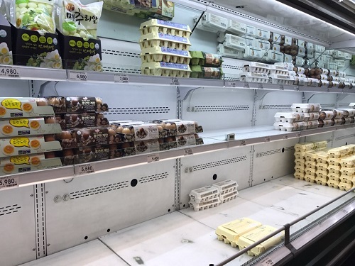 지난달 23일 계란값 인상이 결정되자 가격변동을 위해 이마트 계란 매대가 비어있다. 신미진 기자