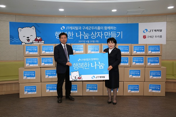 △옹영철 JT캐피탈 이사(왼쪽)이 추남숙 구세군두리홈 원장과 만나 미혼모 및 아동들에게 필요한 물품과 소정의 후원금을 전달했다./사진제공=JT캐피탈