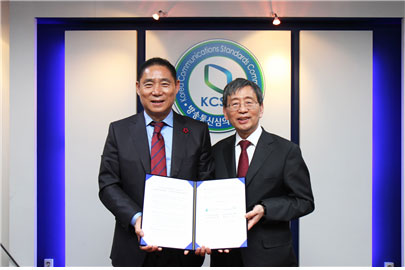 ▲인신위와 방심위가 25일 업무협약(MOU)을 맺었다. 사진은 왼쪽부터 인터넷신문위원회 방재홍 위원장, 방송통신심의위원회 박효종 위원장.