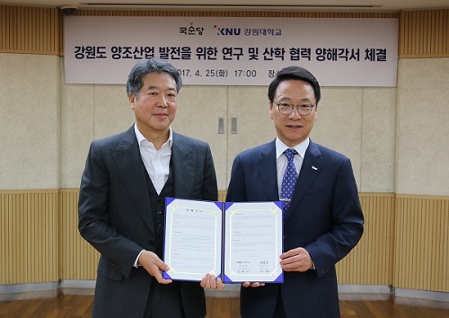 25일 국순당 서울 사무소에서 배중호 국순당 대표(좌측)와 김헌영 강원대학교 총장이 ‘강원도 양조산업발전을 위한 연구 및 산학협력’ 양해각서를 체결하고 기념촬영을 하고 있다. 국순당 제공