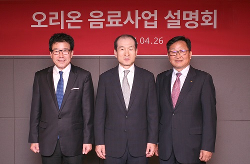 (좌측부터) 26일 베스트웨스텐 제주호텔에서 열린 ‘오리온 음료사업 설명회’에서 김형석 오리온 신규사업부문장, 허인철 오리온 총괄 부회장, 이규홍 제주용암수 대표가 기념촬영을 하고 있다. 오리온 제공